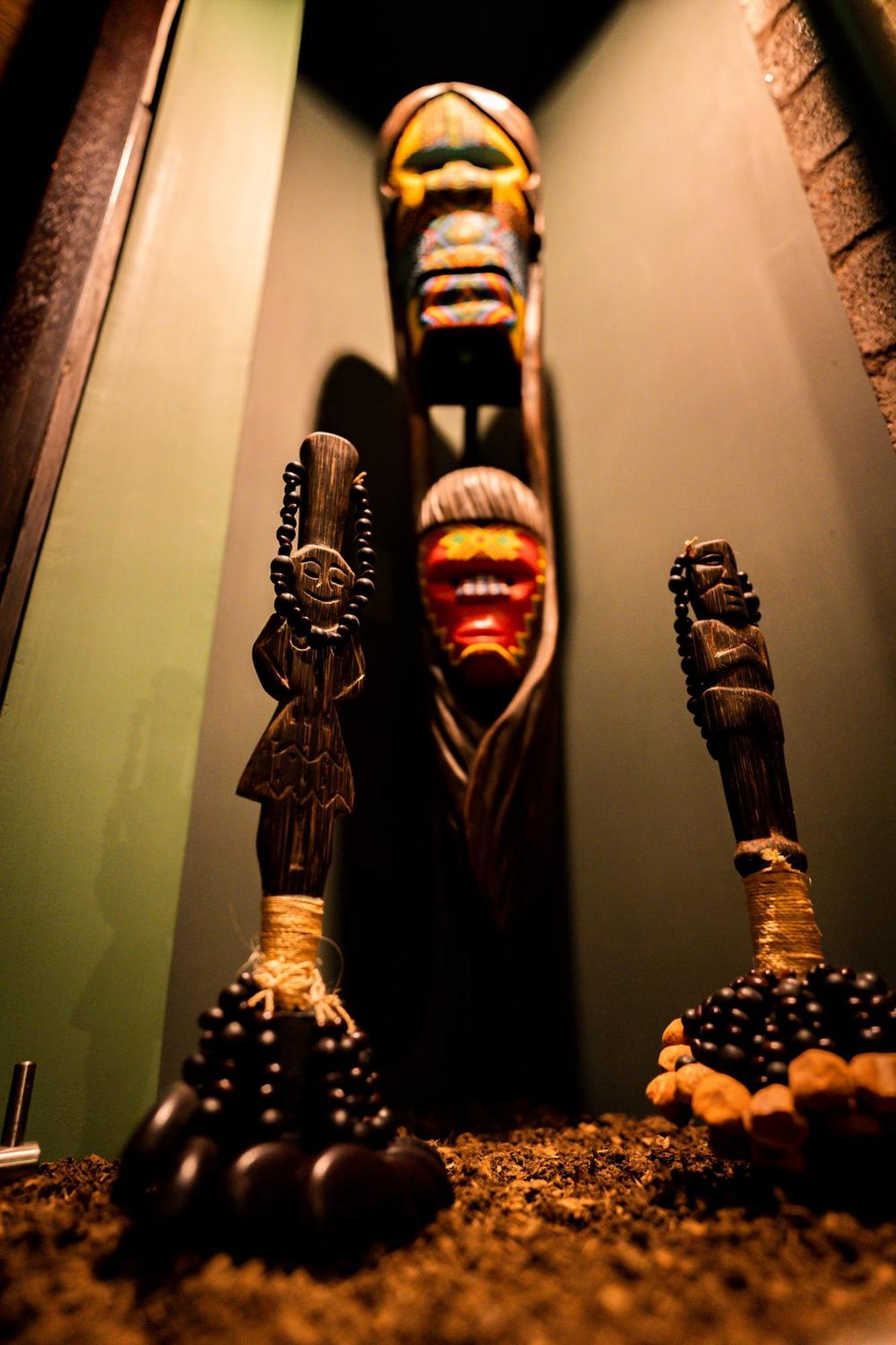 Diez Hotel Categoria Colombia Медельїн Екстер'єр фото A Voodoo priest