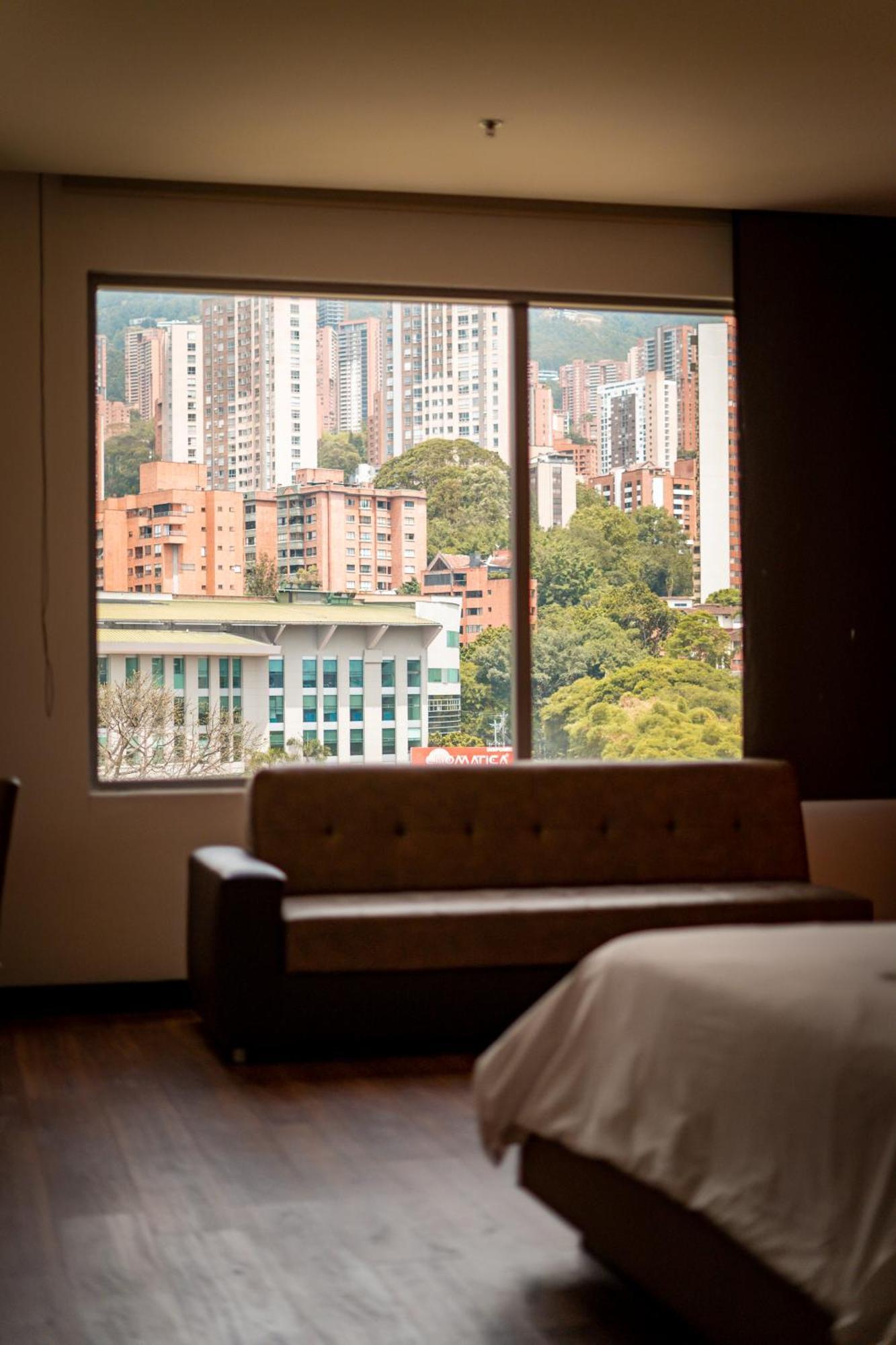 Diez Hotel Categoria Colombia Медельїн Екстер'єр фото View of the stadium from the hotel